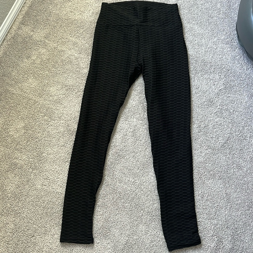Black textured leggings with butt scrunch fabric